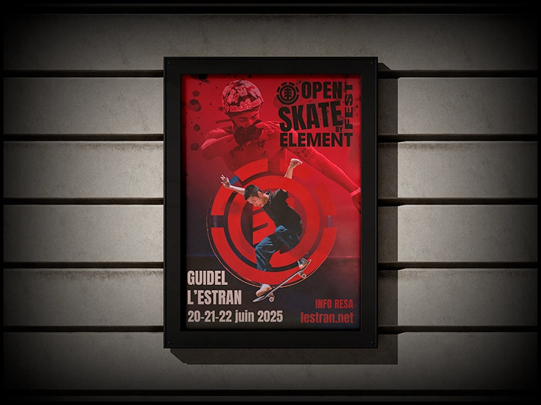 une affichage de skate sur un mur